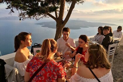 Tour a piedi al tramonto per piccoli gruppi o privato di Santorini con degu...
