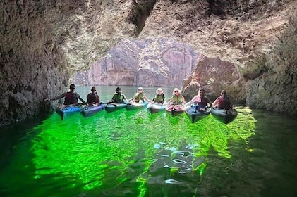 Liten gruppe Colorado River Emerald Cave guidet kajakktur