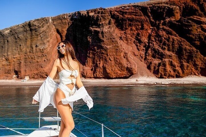 Exclusieve catamarancruise van een halve dag in Santorini met maaltijd en o...