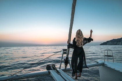 Croisière exclusive en catamaran d'une demi-journée à Santorin avec repas e...