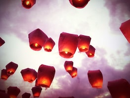 Pingxi Sky Lantern Experience & Shifen Waterfall Tour