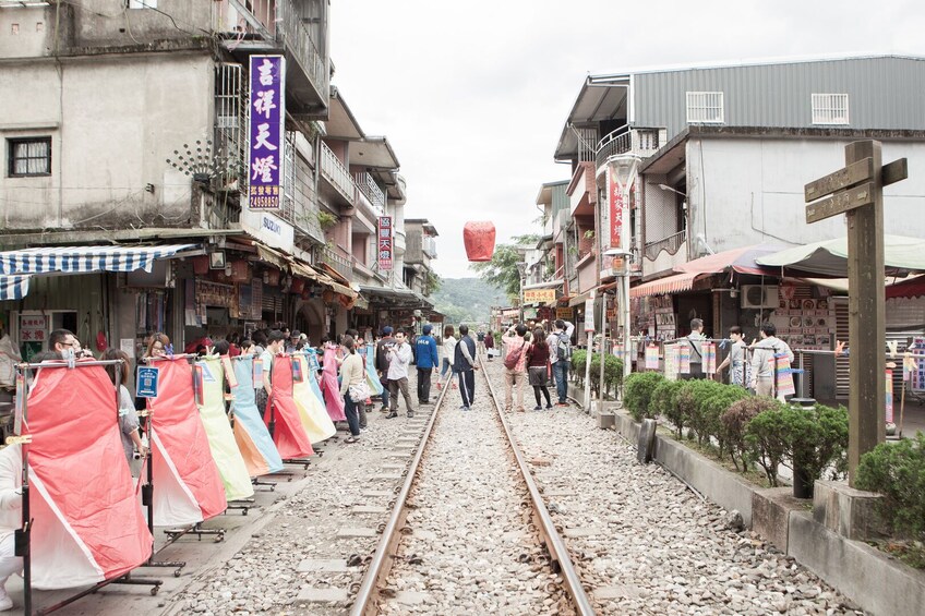Pingxi Sky Lantern Experience and Shifen Waterfall Tour