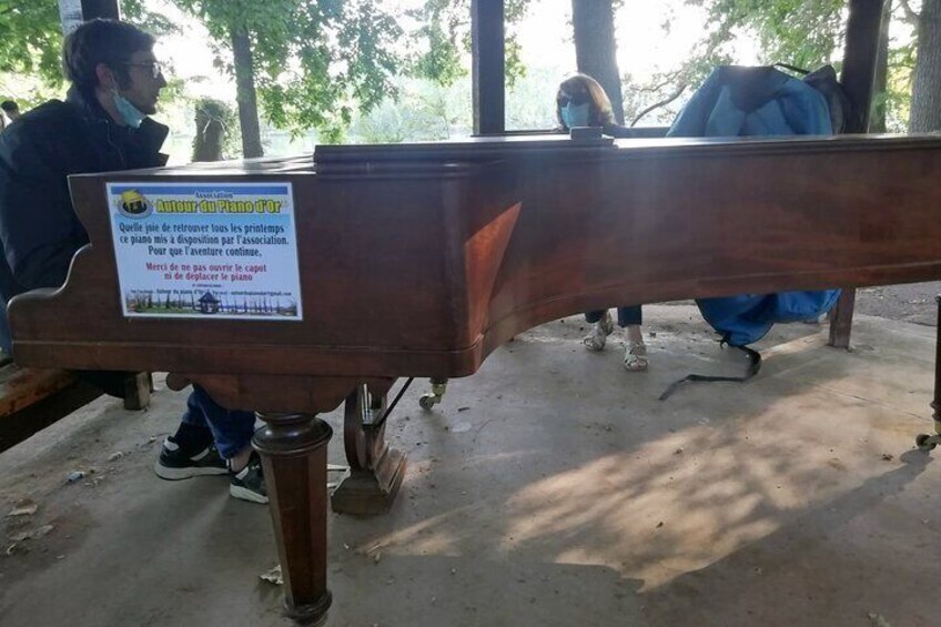 Customers play Piano Tête d'Or