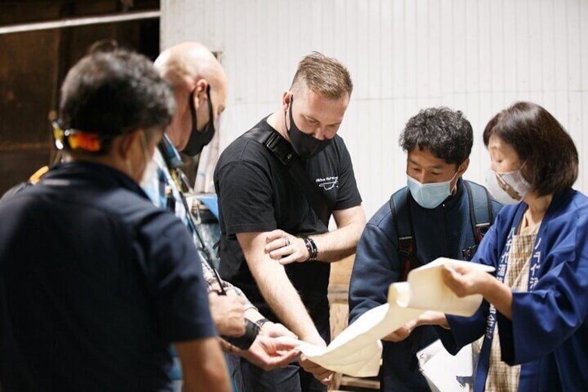 日本酒づくりに実際に使われてる道具にも触れて感触を確かめます