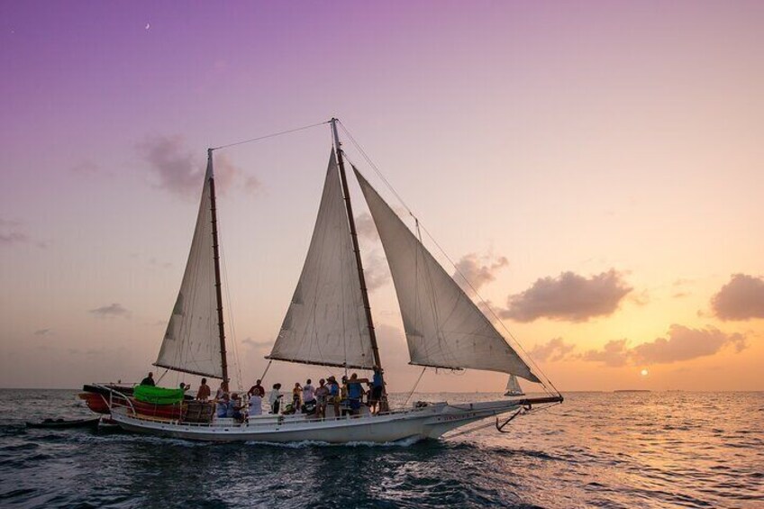 Private 2-Hour Wind and Wine Sunset Sail in Key West