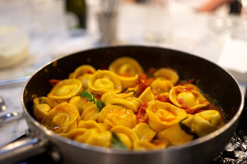 Milan: Pasta & Risotto Cooking Class and Market Food Tour