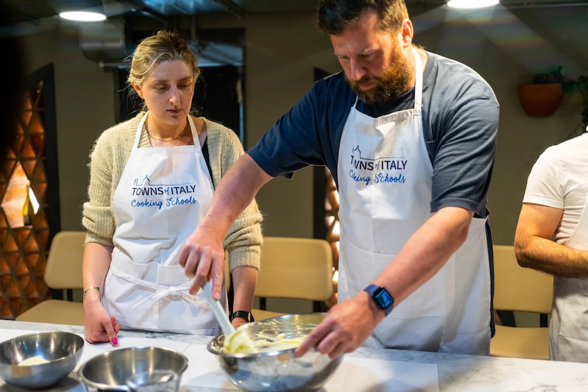 Milan: Pasta & Risotto Cooking Class and Market Food Tour