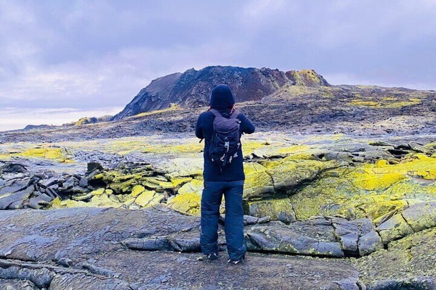 Nearby the crater at Fagradalsfjall Volcano, and the smokey lava field, Abril 2022