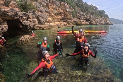 Ganztägiges Kajak- und Coasteering-Abenteuer