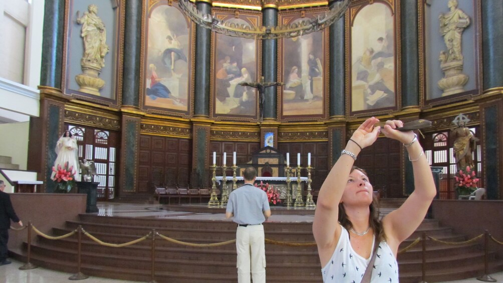 Tourists take pictures in San Salvador