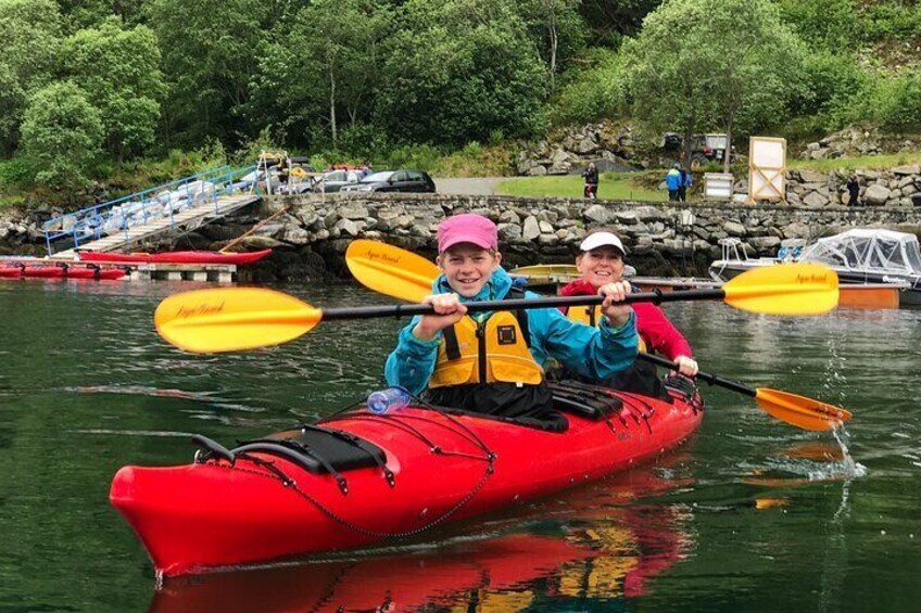 Big smiles during the our easy Discover Kayaking tour