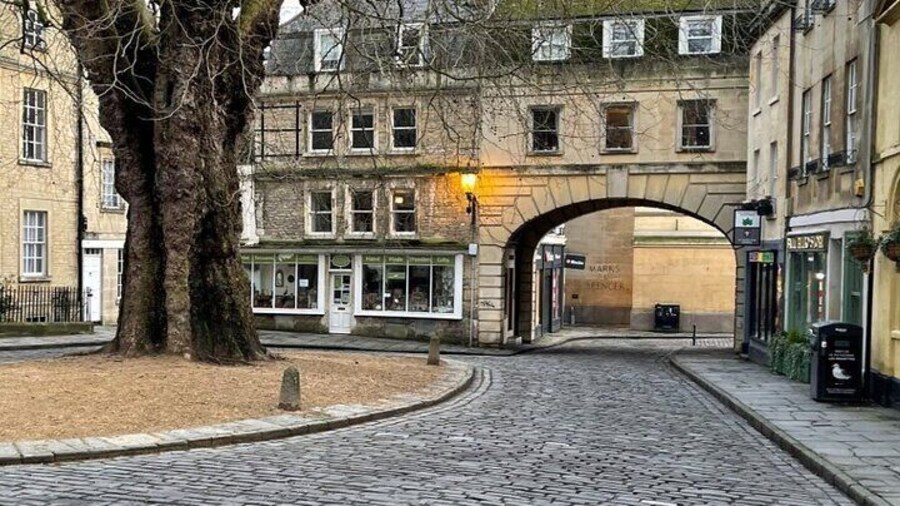 BATH: 2-Hour Bath Walking Tour of Bridgerton Filming Locations
