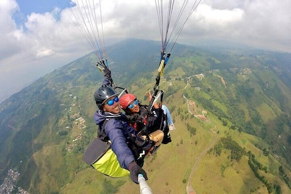 Medellin sobre los Andes Colombianos