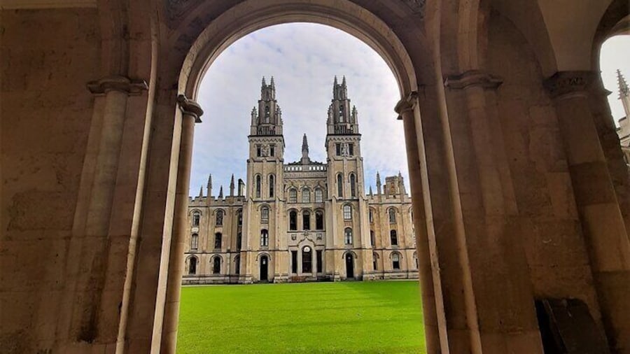 90 Minute Private Guided Walking Tour in Oxford