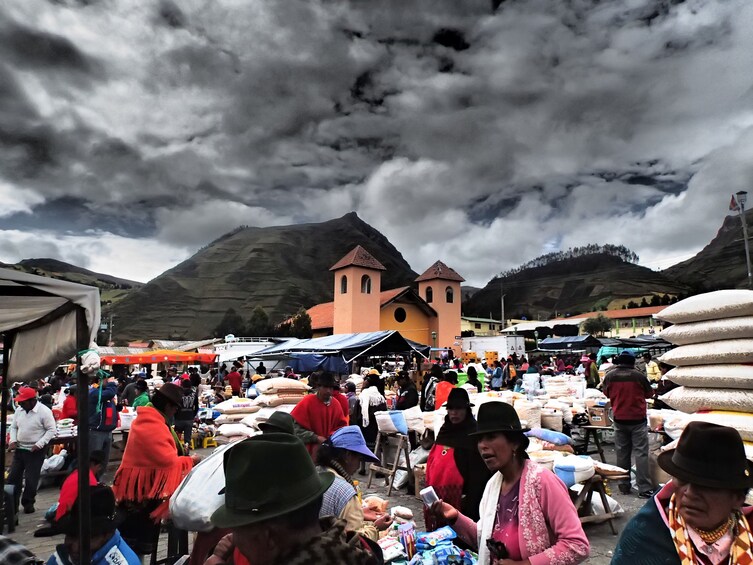 Daily departures: Small Groups Tour to Quilotoa Lagoon 