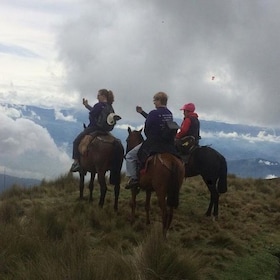Tour privato di mezza giornata in funivia e a cavallo sopra Quito