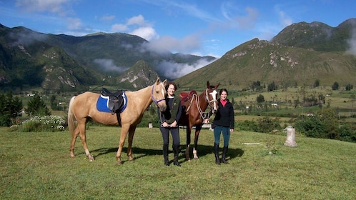 Journée privée à cheval sur le volcan Pululahua et Mitad del Mundo excursio...