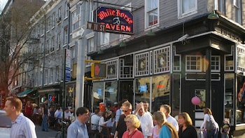 West Village Pub Crawl with Drinks