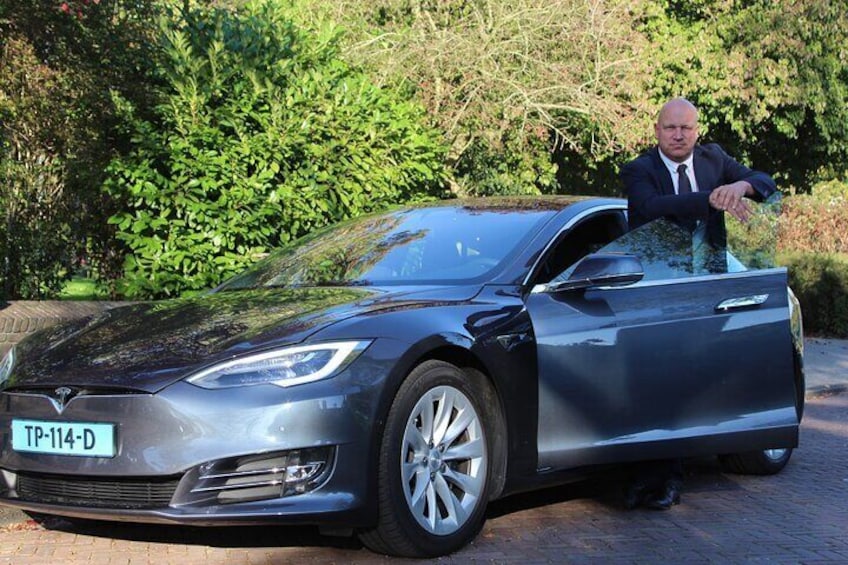 Private Flowerfield Tour in Tesla from Leiden