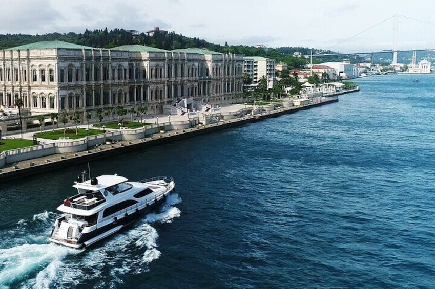 Bosphorus Yacht Cruise with Stopover in the Asian Side 