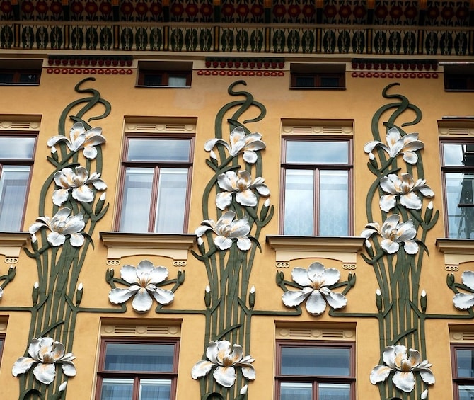 History, Functionalism & Legends: Themed Walking Tours