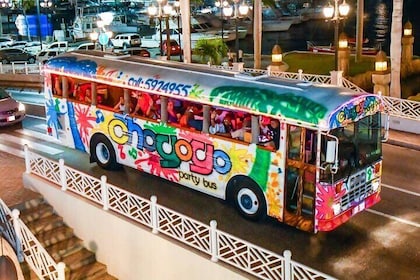 Visite nocturne des bars avec DJ et danse dans un bus de fête à Aruba