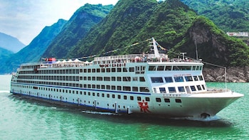 4-Day Yangtze River Cruise from Chongqing On board