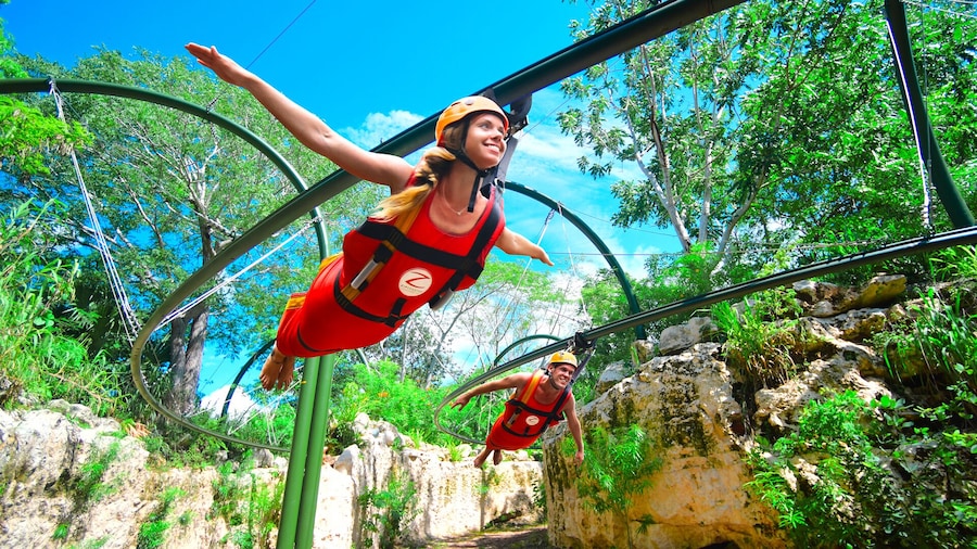 Vibrant atmosphere at Parque Las Palapas with food stalls and live music in Cancun, Mexico.
