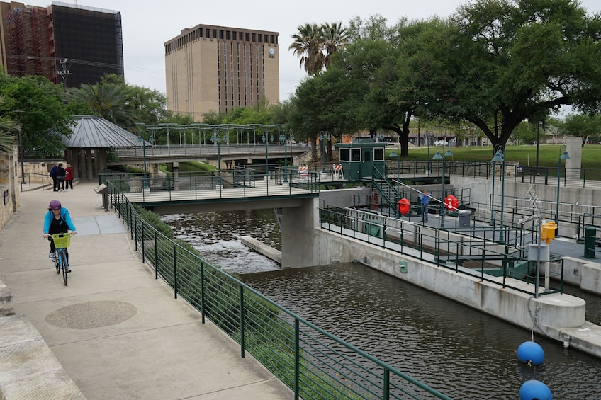 Historic City Afternoon Tour: Boat Locks to Mission Concepcion