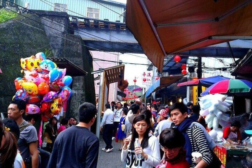 N113 Jingtong Station Pingxi Old Street Jiufen Old Street Keelung Miaokou Night Market Day Tour (10h)