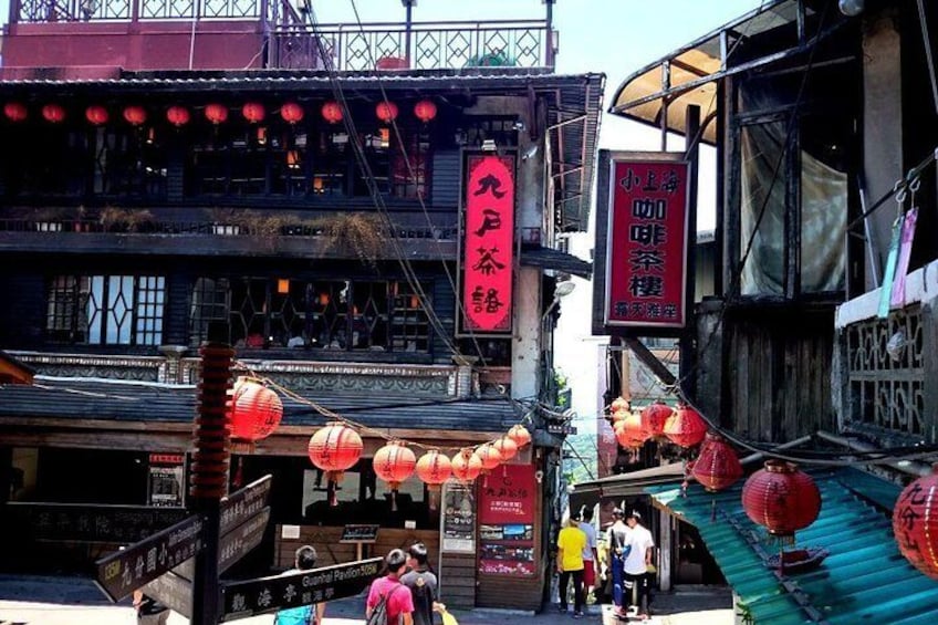 N113 Jingtong Station Pingxi Old Street Jiufen Old Street Keelung Miaokou Night Market Day Tour (10h)