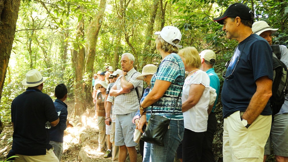 Group on tour of El Salvador 