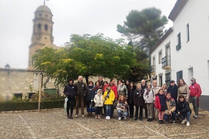 Guided tour in Baeza, in the background the tower of the Cathedral.