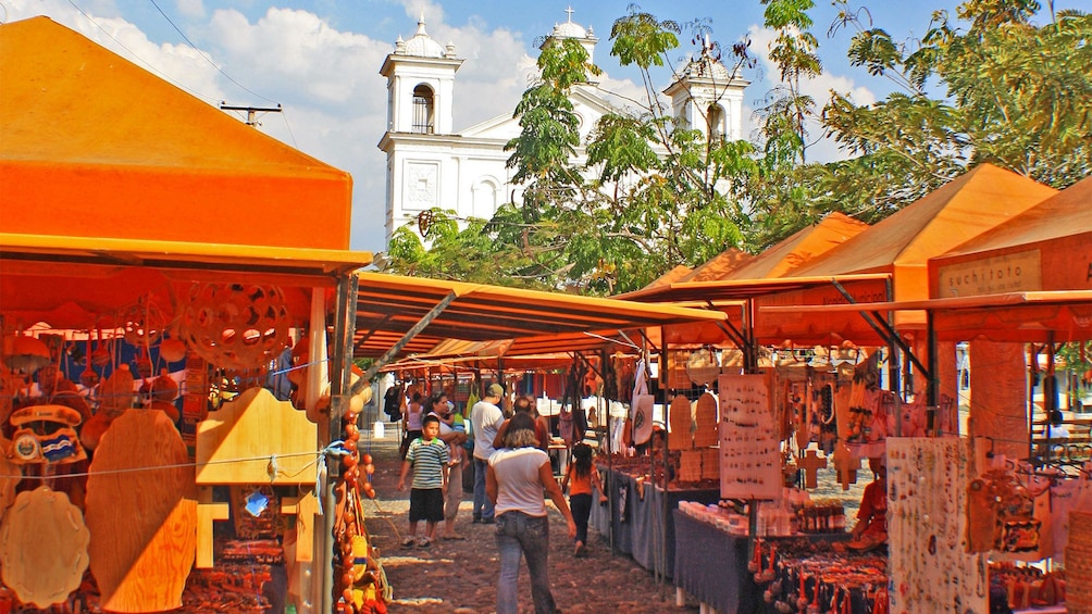 Market view of Suchitoto