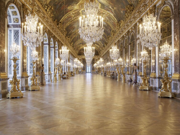 Paris to Palace of Versailles Roundtrip Shuttle Transfer