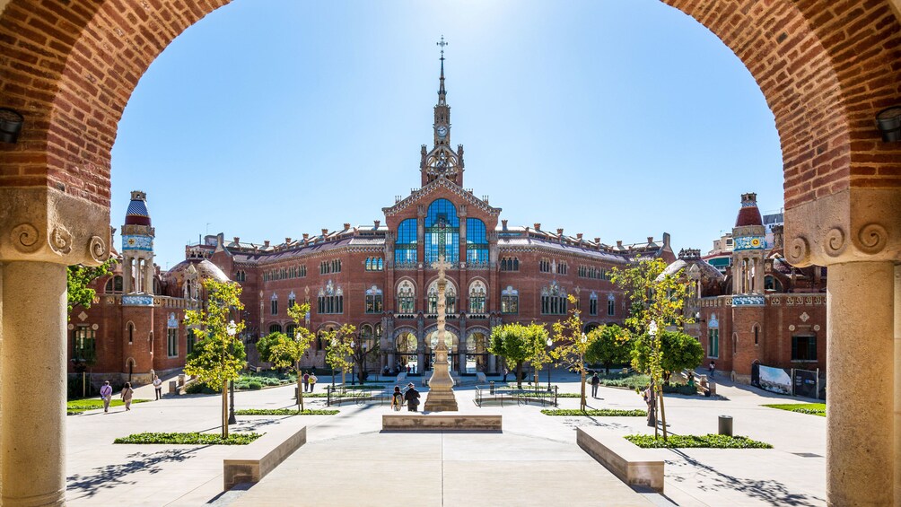 View of a courtyard and cathedral in Sant Pau