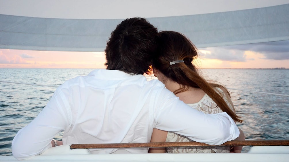 Apri foto 5 di 5. Couple enjoys the Sunset sail on Biscayne Bay