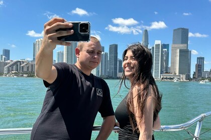 Miami Skyline-risteily miljonääritalojen ja Biscayne Bayn risteilyllä