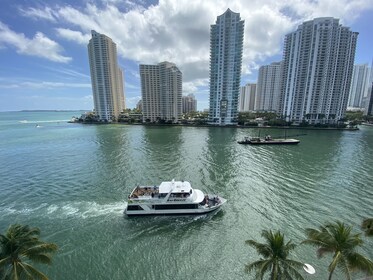 Miami: 90Min Biscayne Bay Cruise, Hop on Hop Off Bus & Meal 