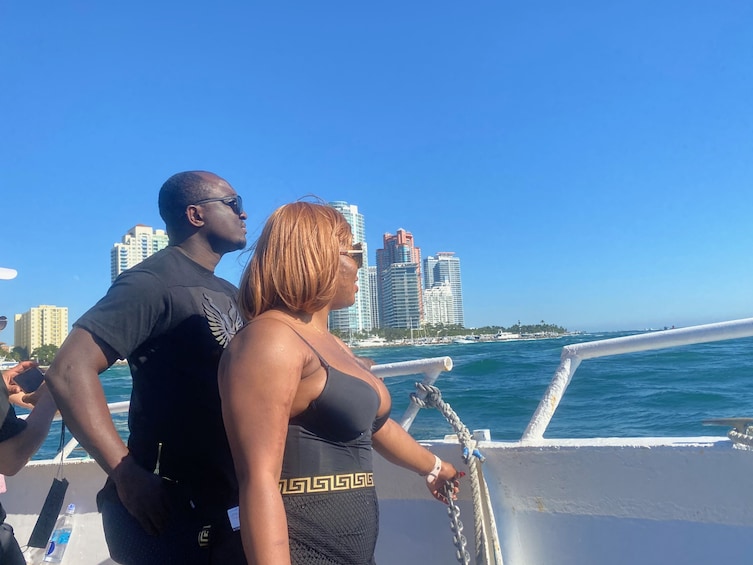 Miami: 90Min Biscayne Bay Cruise, Hop on Hop Off Bus & Meal 