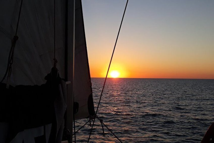 Sunset 3-Hour Cruise from Darwin with Dinner and Sparkling Wine