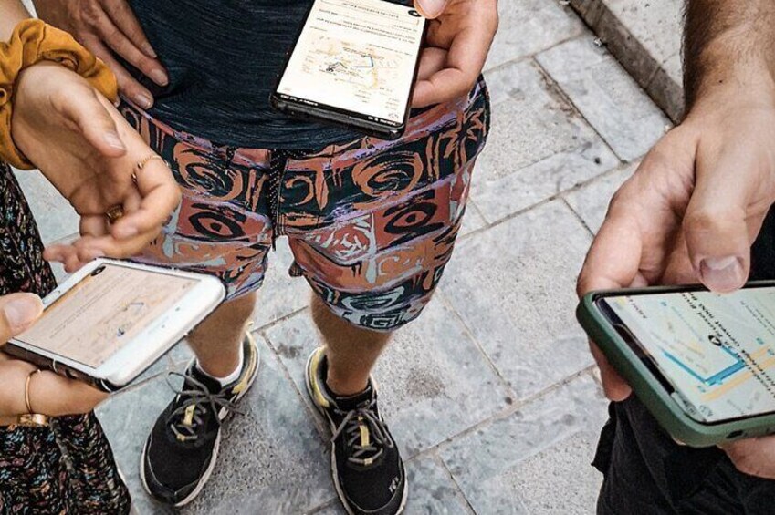 Urban escape game in Nîmes, to play with family or friends, in teams of 2 to 6 people. Played on your smartphone.