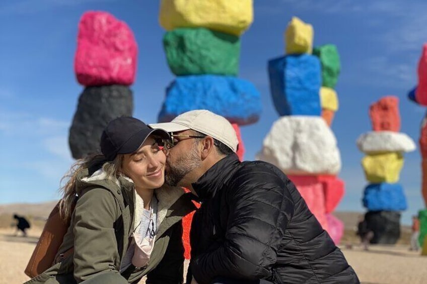Seven Magic Mountains in Spanish private tour