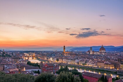 Elektrisk sykkeltur til Michelangelo-plassen i Firenze om natten