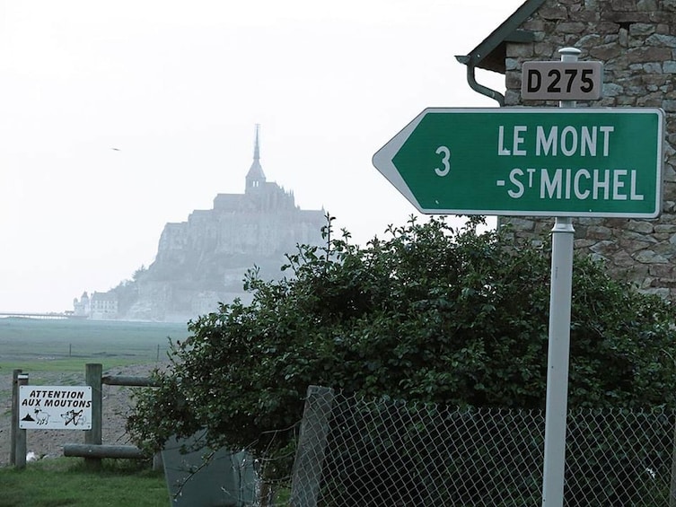 2H Guided Walking tour of the Mont Saint Michel 