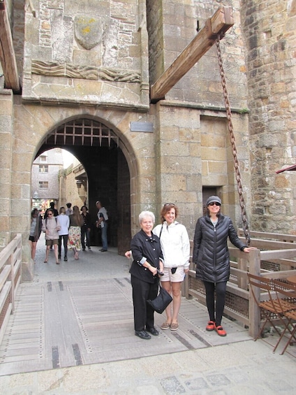 2H Guided Walking tour of the Mont Saint Michel 