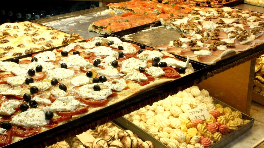 Apri foto 1 di 5. Pizza and sweets in a Milan bakery