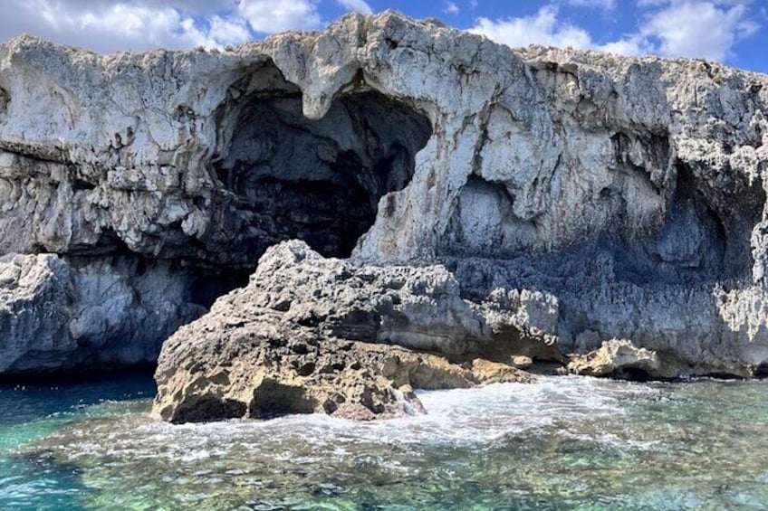 Ortigia Island and Sea Caves Boat Tour with Prosecco