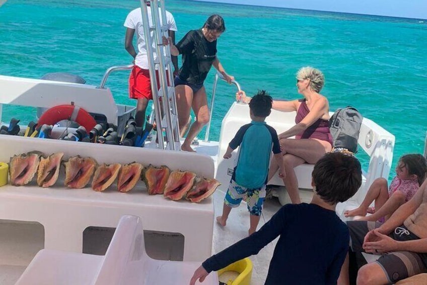 Seaside scavenger hunt ( Hunt for conch and make fresh ceviche)