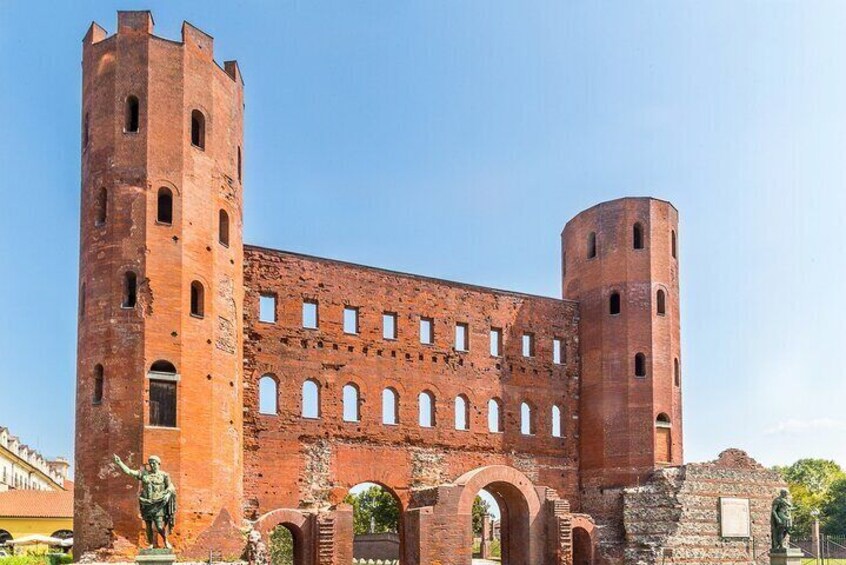 Bike tour in the historic center of Turin and Valentino Park